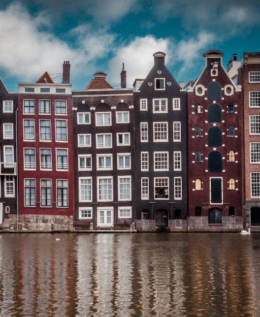 Beautiful waterfront canal houses in Amsterdam, the Netherlands โ a classic scene for Americans considering a move